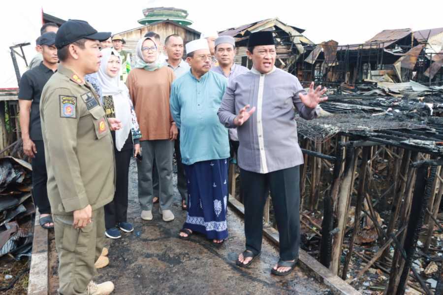 Usai Salat Subuh Berjamaah, Pemprov Kalteng Serahkan Bantuan kepada Korban Kebakaran Flamboyan Bawah