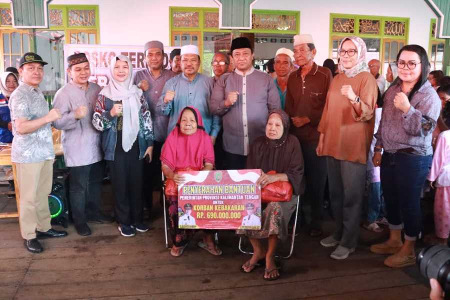 Usai Salat Subuh Berjamaah, Pemprov Kalteng Serahkan Bantuan kepada Korban Kebakaran Flamboyan Bawah