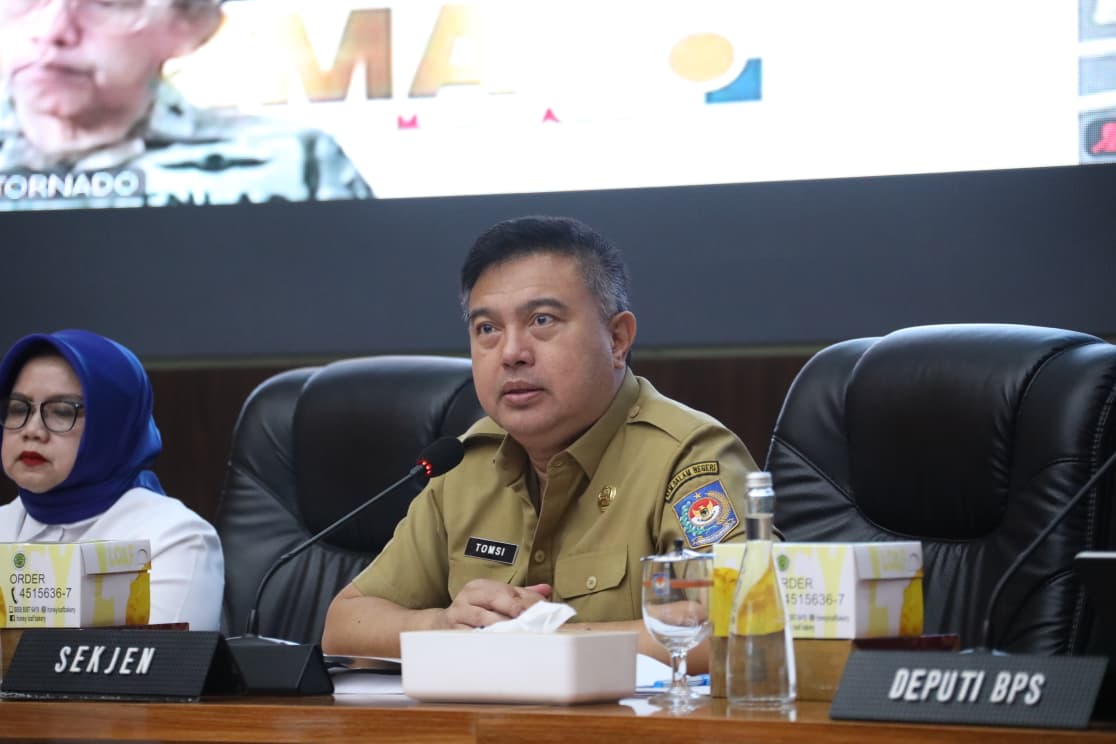 Jaga Stabilitas Harga, Sekjen Kemendagri Minta Bulog Percepat Distribusi Minyak Goreng ke Indonesia Timur