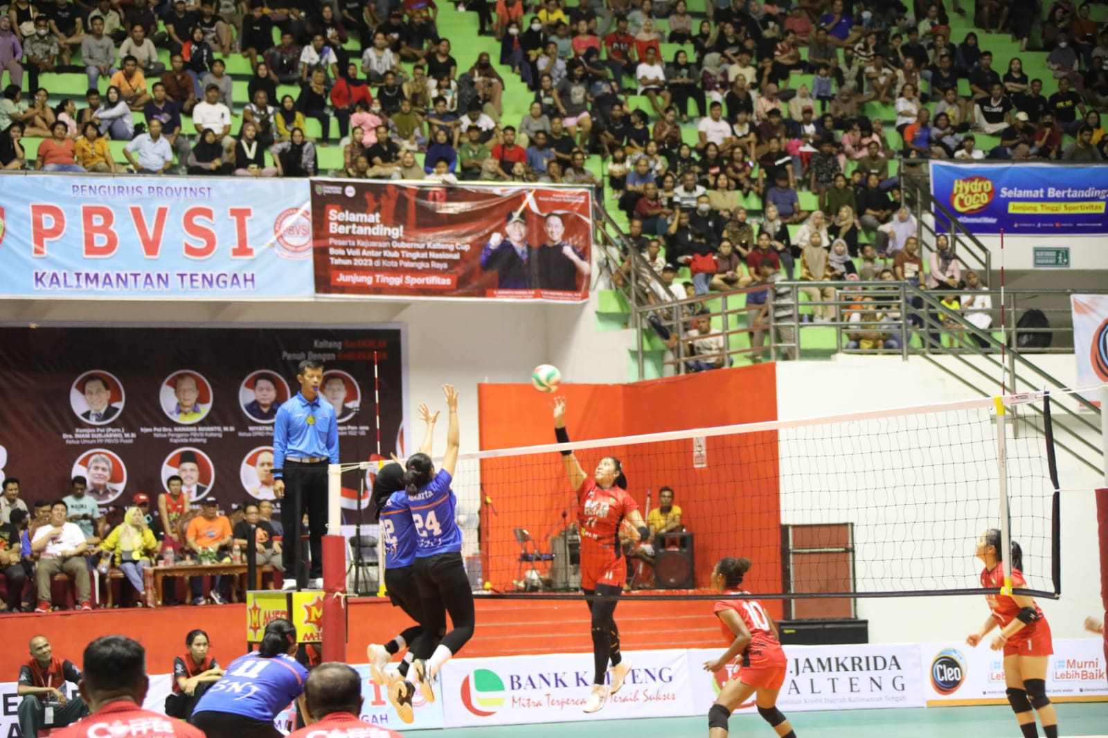 Dukung Kejurnas Bola Voli Antar Klub, Gubernur Kalteng Sugianto Sabran Hadir di GOR Indoor Saksikan Pertandingan Babak Semi Final
