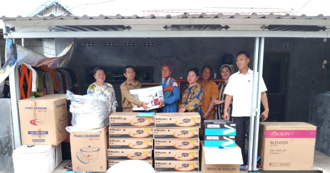 Tingkatkan Daya Saing Hasil Perikanan, DPKP Kobar Serahkan Bantuan Alat Pengolahan