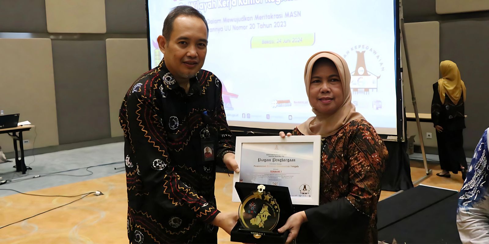 Pemprov Kalteng Melalui Badan Kepegawaian Daerah Terima Penghargaan dari Kantor Regional VIII BKN