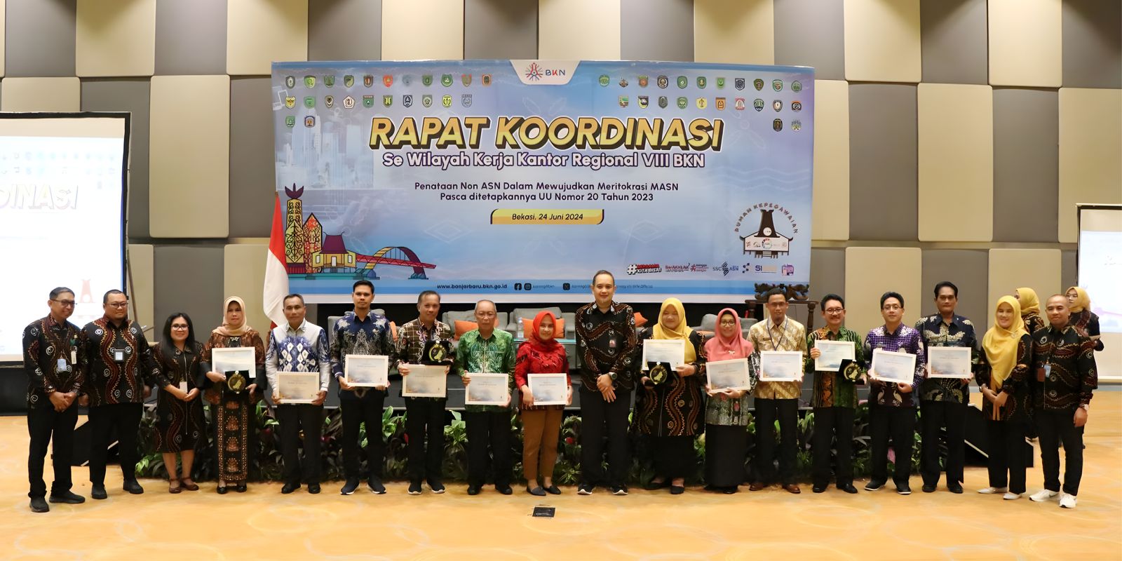 Pemprov Kalteng Melalui Badan Kepegawaian Daerah Terima Penghargaan dari Kantor Regional VIII BKN