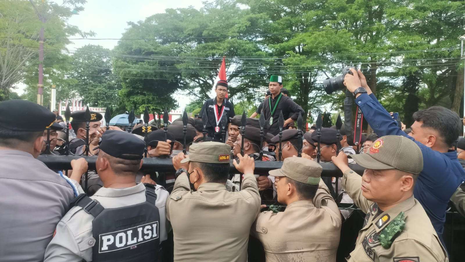 Satpol PP Kalteng Amankan Aksi Damai Aliansi TAM di Gedung DPRD dengan Humanis dan Profesional