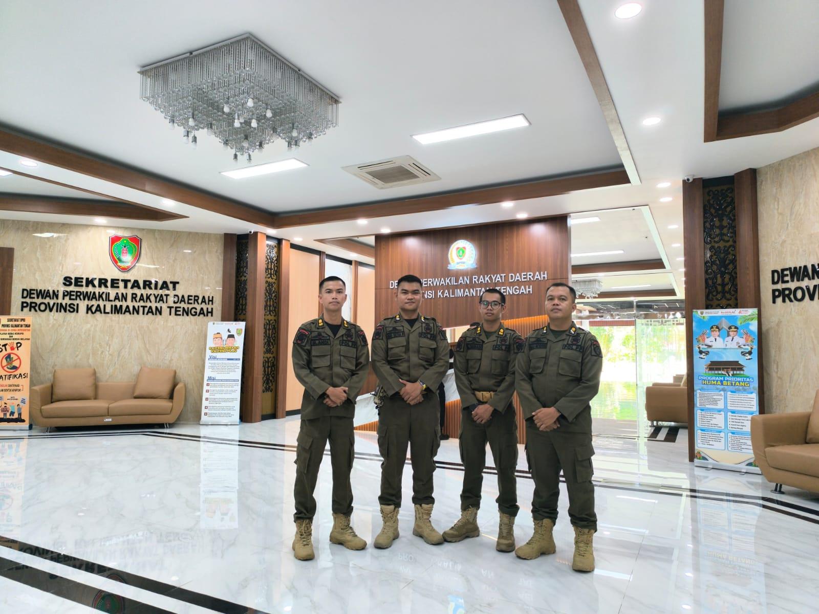 Satpol PP Kalteng Amankan Aksi Damai Aliansi TAM di Gedung DPRD dengan Humanis dan Profesional