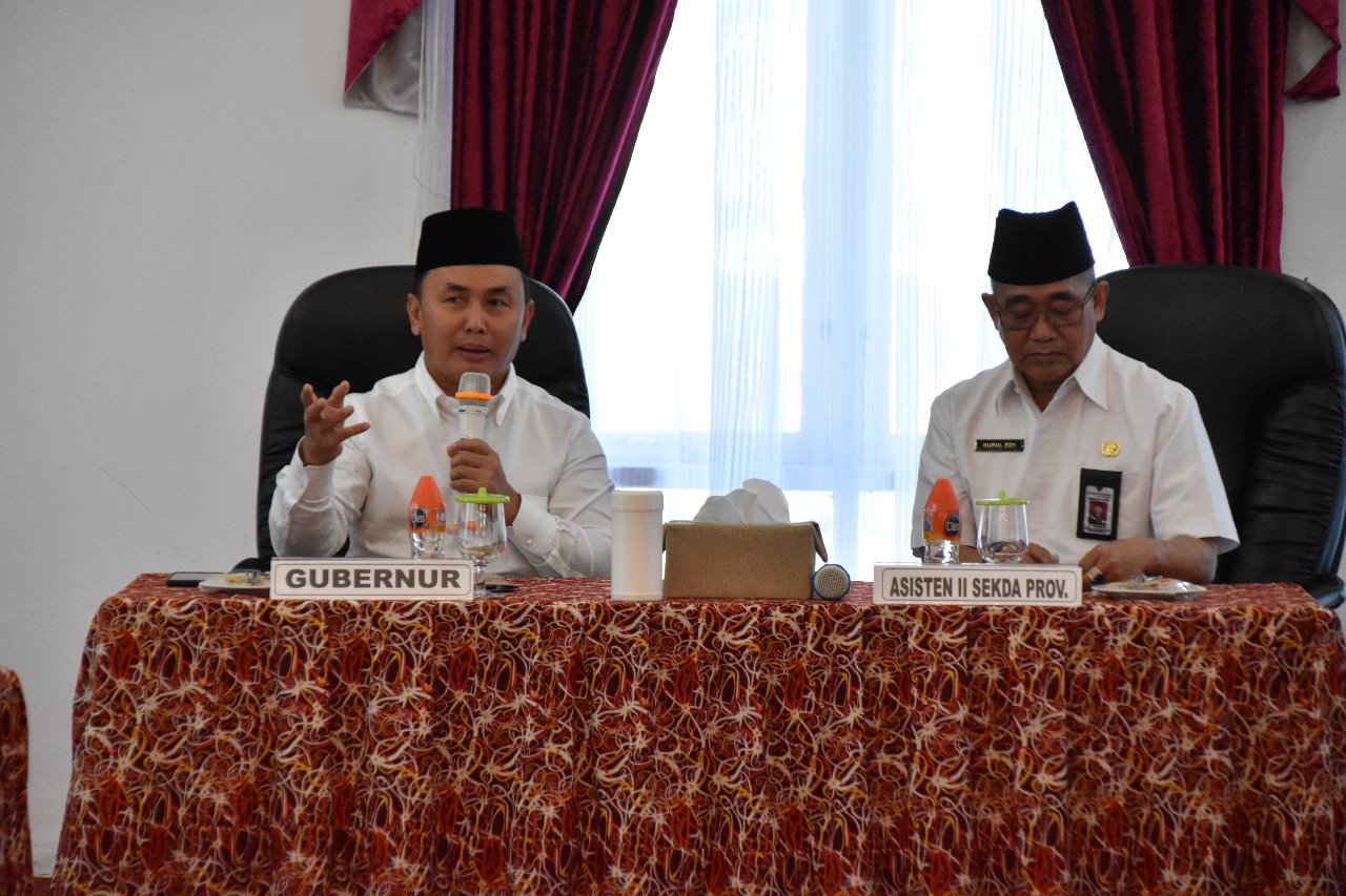 Gubernur Kalteng Menyerahkan Telegram Menteri Dalam Negeri Kepada Tujuh PLH Bupati 