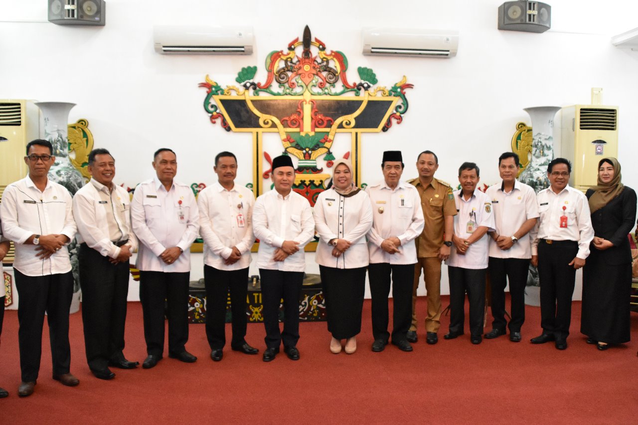 Gubernur Kalteng Menyerahkan Telegram Menteri Dalam Negeri Kepada Tujuh PLH Bupati 