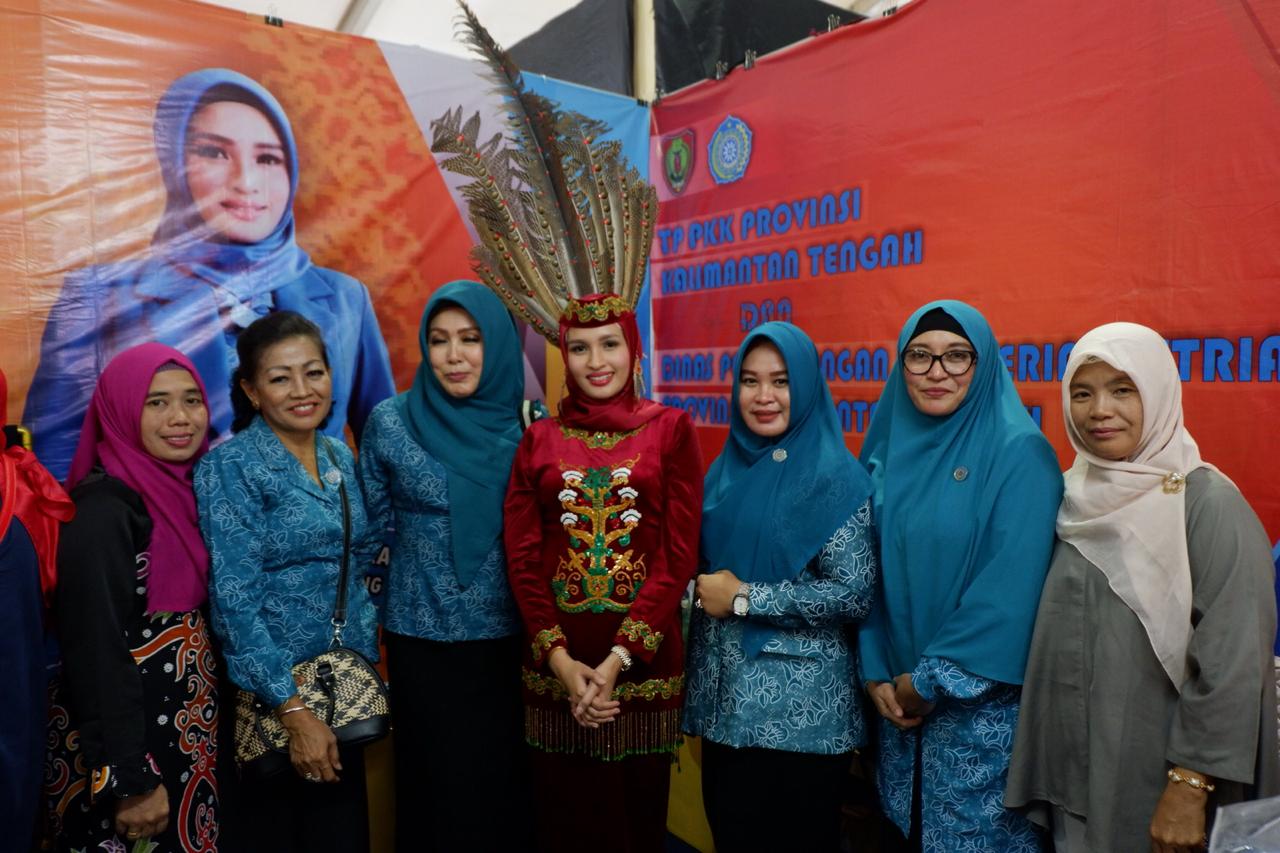 Ketua TP-PKK Prov. Kalteng Ivo Sugianto Sabran Hadiri Peringatan Hari Kesatuan Gerak PKK di Padang