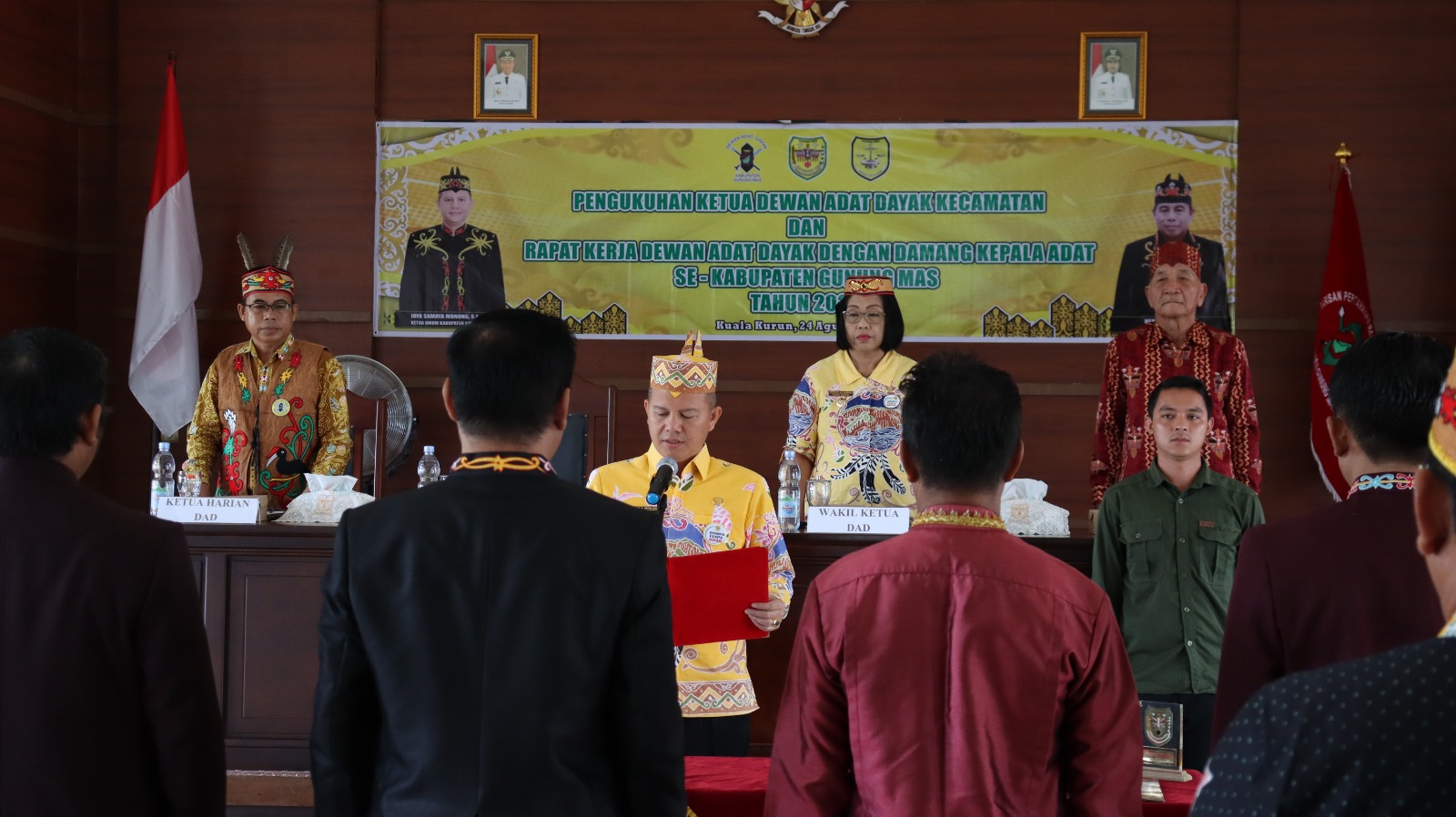 Bupati Gunung Mas Jaya Samaya Monong Kukuhkan Ketua DAD Kecamatan