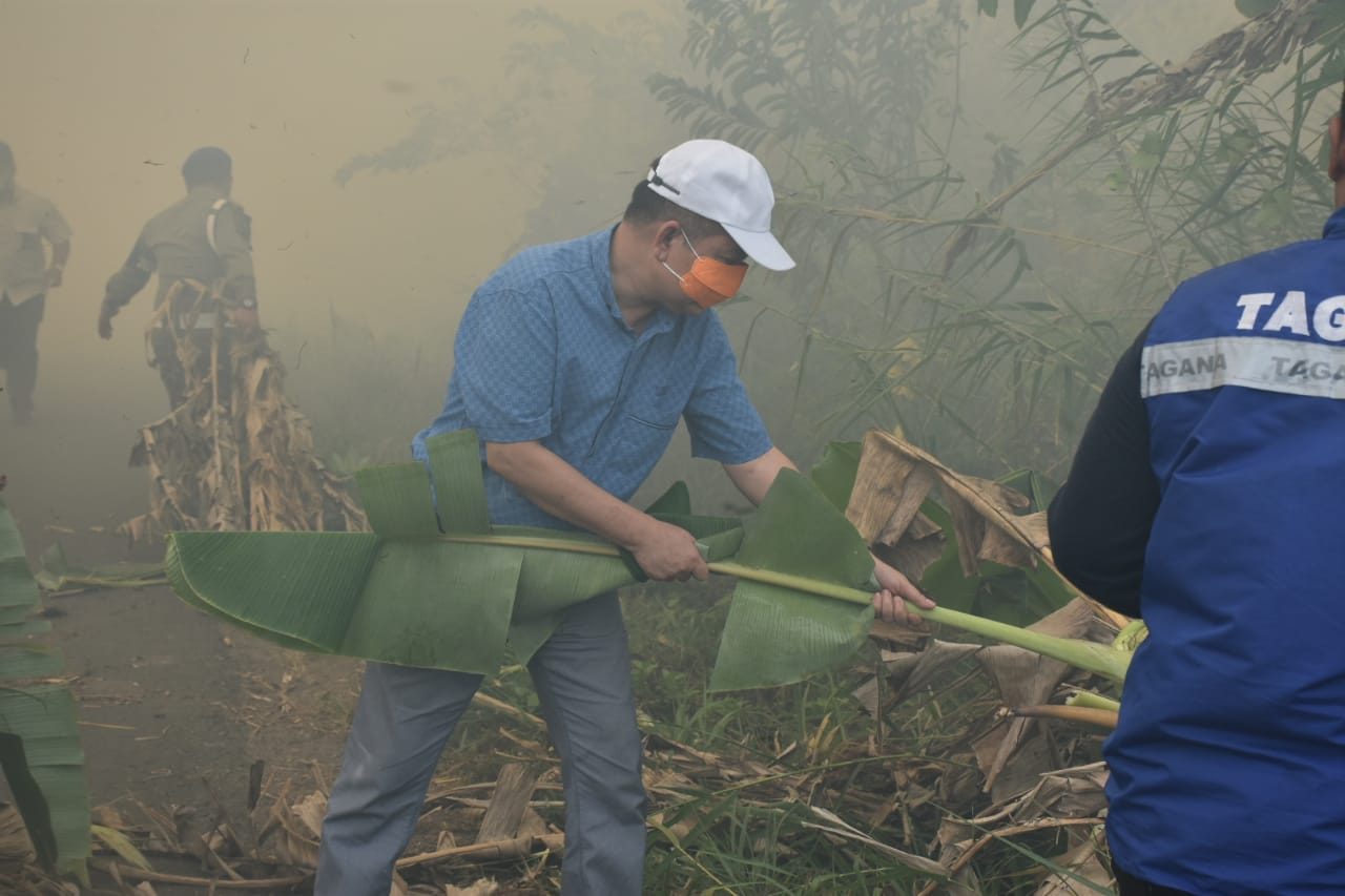 Bupati Terjun Langsung Padamkan Karhutla