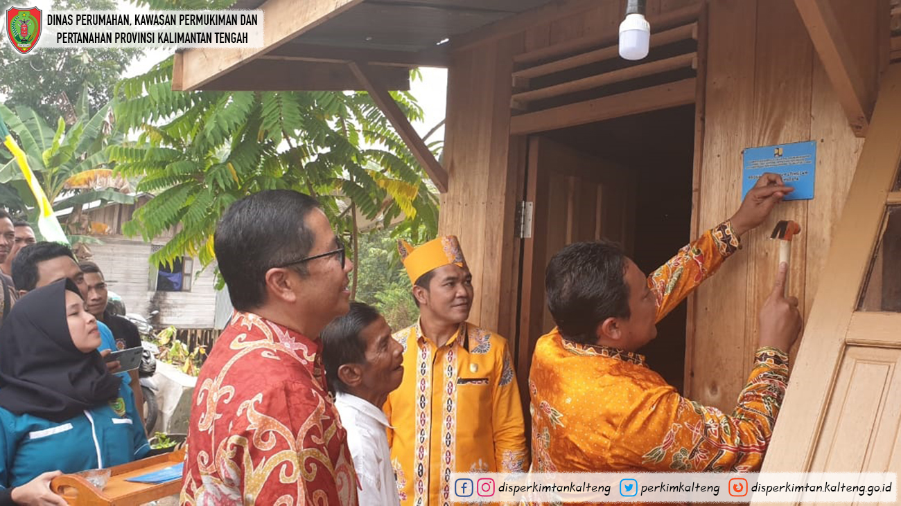 Kadis Perkimtan Prov. Kalteng Pasang Peneng BSPS T.A 2019