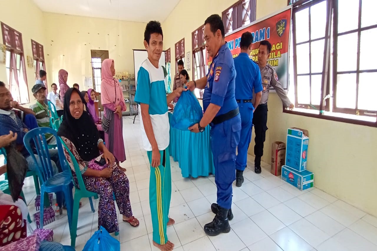 Satpolair Bagikan Sembako Untuk Masyarakat Kurang Mampu