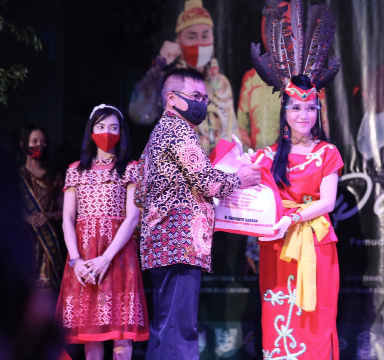 Staf Ahli Gubernur Bidang Kemasyarakatan dan SDM Herson B. Aden Membuka Acara Sendratari Kolosal Garapan Pakat Dayak