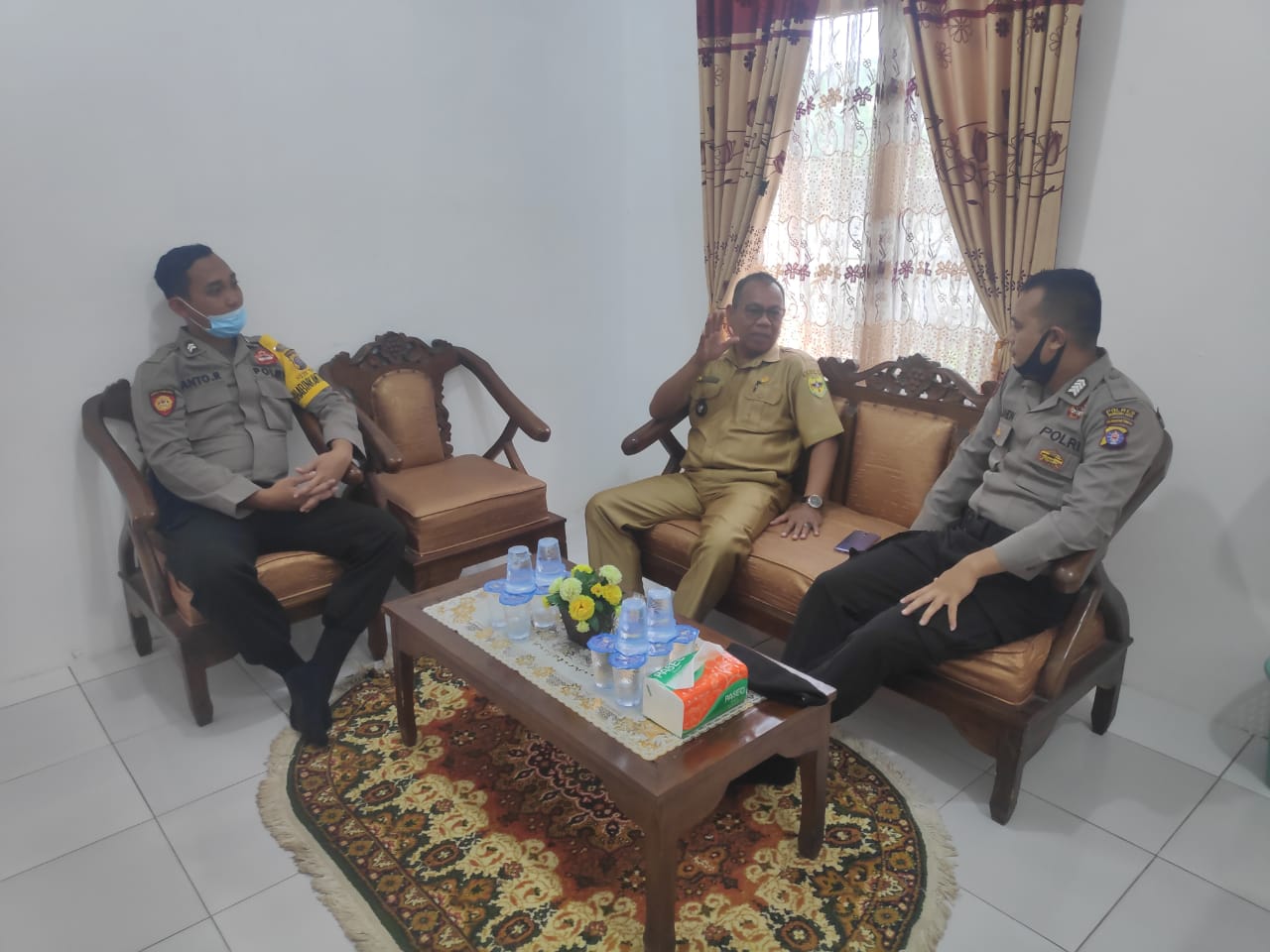 Personel Polsek Tewah Sosialisasikan Pilkada Damai