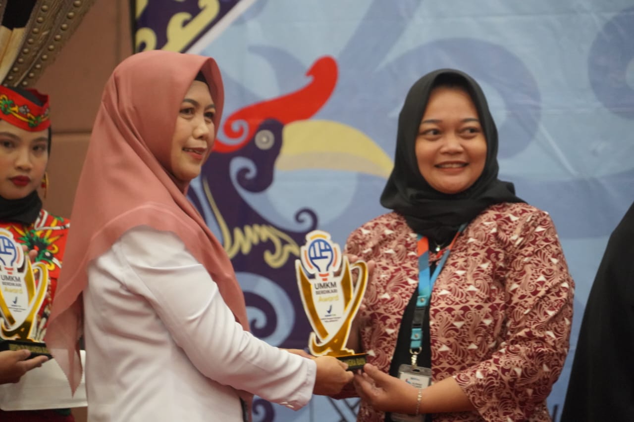 Asisten Ekbang Sri Widanarni Hadir pada Forum Konsultasi Publik dan Penyerahan UMKM Berdikari Award Tahun 2024