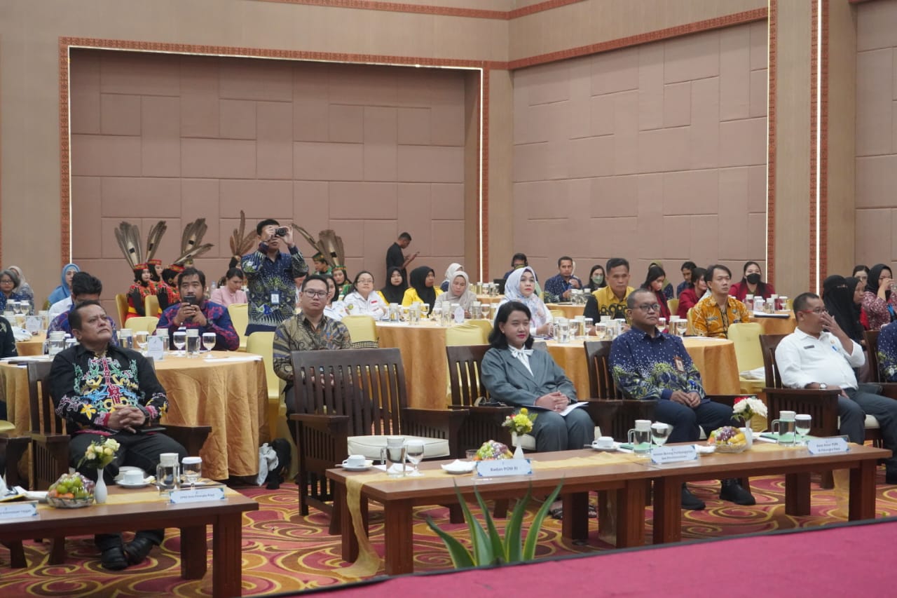 Asisten Ekbang Sri Widanarni Hadir pada Forum Konsultasi Publik dan Penyerahan UMKM Berdikari Award Tahun 2024