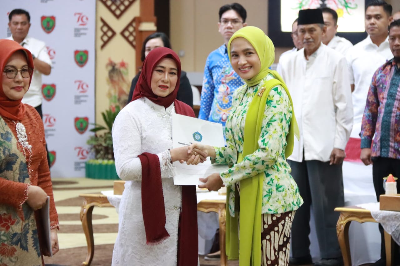 Gubernur Sugianto Sabran Kukuhkan Pj. Sementara Bupati Kotim sekaligus melakukan Penyerahan SK Perpanjangan Penjabat Bupati/ Wali Kota se Kalteng
