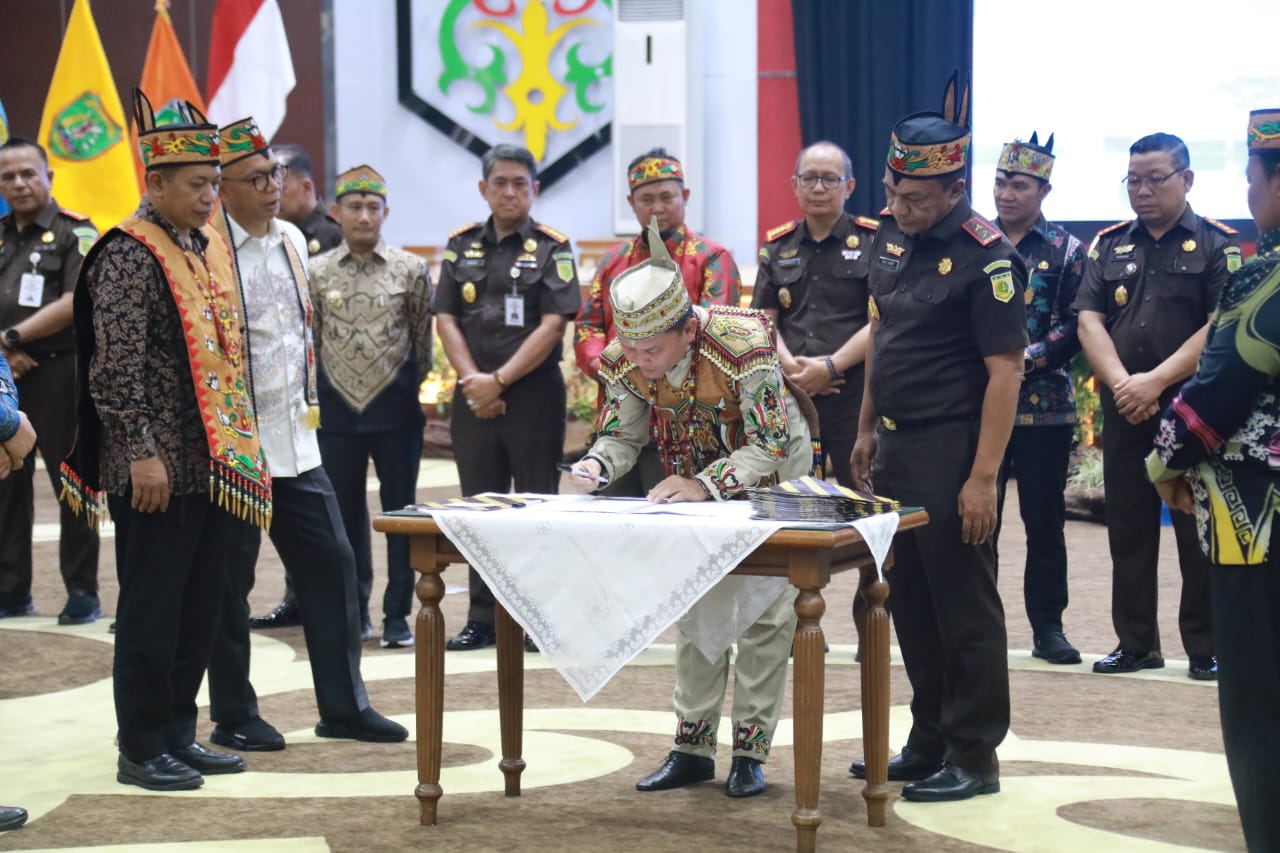 Gubernur Kalteng dan Kejaksaan Teken PKS Jaksa Garda Desa dan Koperasi Merah Putih