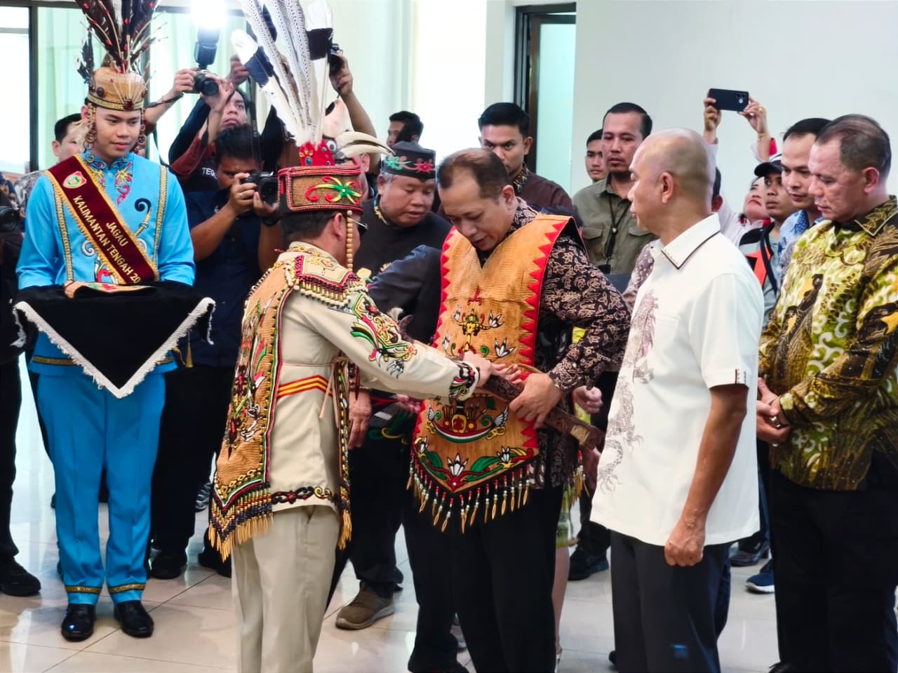 Menkop Ferry Joko Juliantono dan JAM Intelijen Reda Manthovani Terima Gelar Adat Dayak Saat Kunjungan Kerja di Kalteng