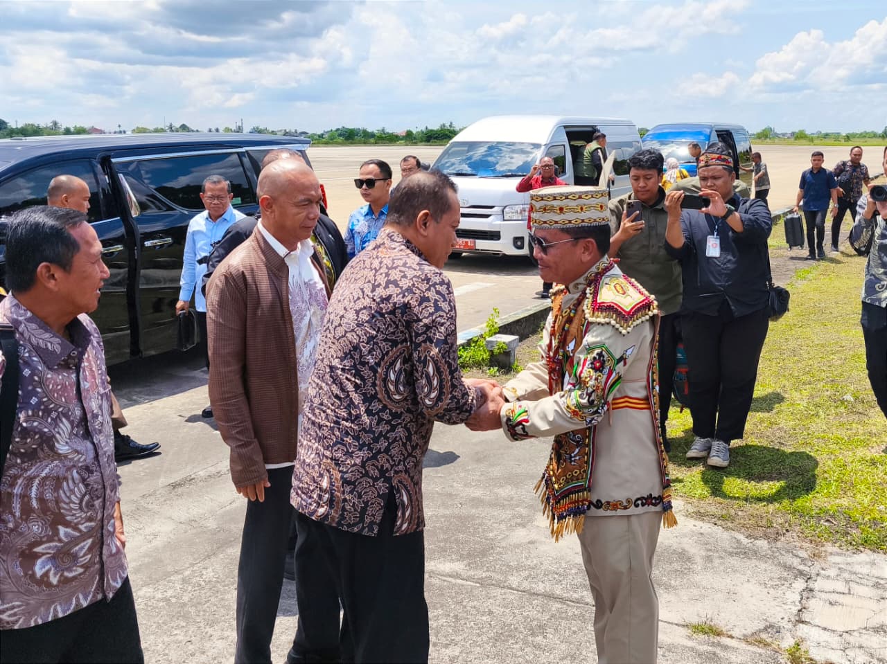 Menkop Ferry Joko Juliantono dan JAM Intelijen Reda Manthovani Terima Gelar Adat Dayak Saat Kunjungan Kerja di Kalteng