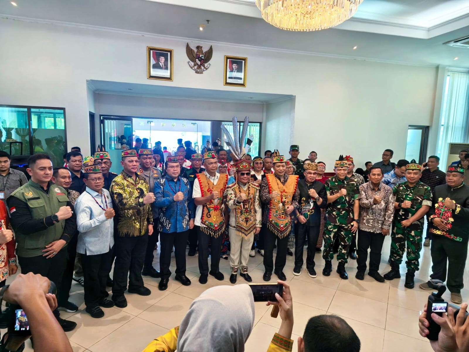 Menkop Ferry Joko Juliantono dan JAM Intelijen Reda Manthovani Terima Gelar Adat Dayak Saat Kunjungan Kerja di Kalteng