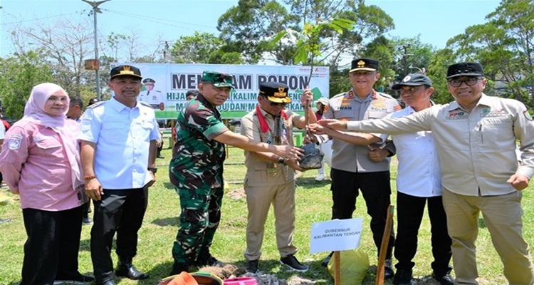 Gubernur Kalteng Tanam Pohon dan Tebar Bibit Ikan di Taman Rusa Buntok