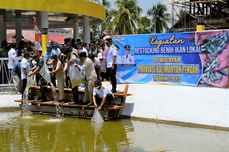Gubernur Kalteng Tanam Pohon dan Tebar Bibit Ikan di Taman Rusa Buntok