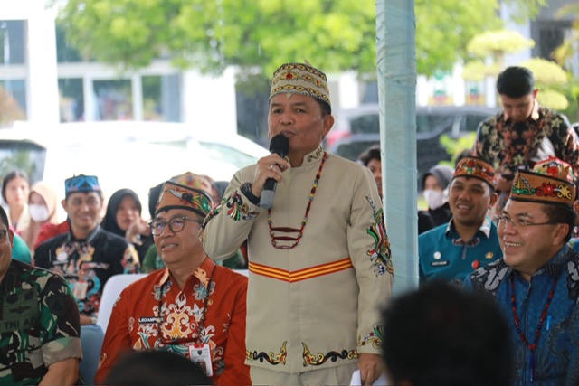 Gubernur Kalteng Agustiar Sabran Bagikan 1.000 Paket Sembako Gratis di Pasar Murah