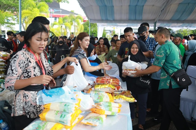 Gubernur Kalteng Agustiar Sabran Bagikan 1.000 Paket Sembako Gratis di Pasar Murah