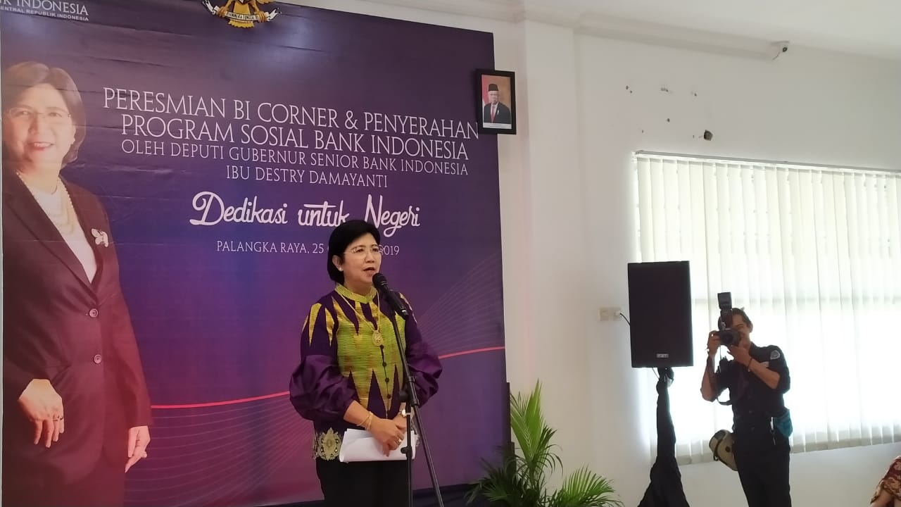 Deputi Gubernur Senior BI Resmikan BI Corner dan Serahkan Program Sosial di IAHN Palangka Raya