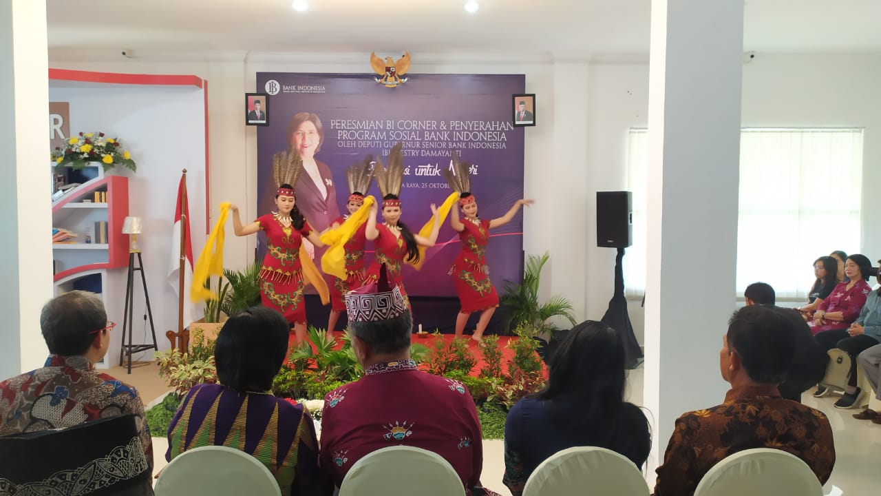 Deputi Gubernur Senior BI Resmikan BI Corner dan Serahkan Program Sosial di IAHN Palangka Raya