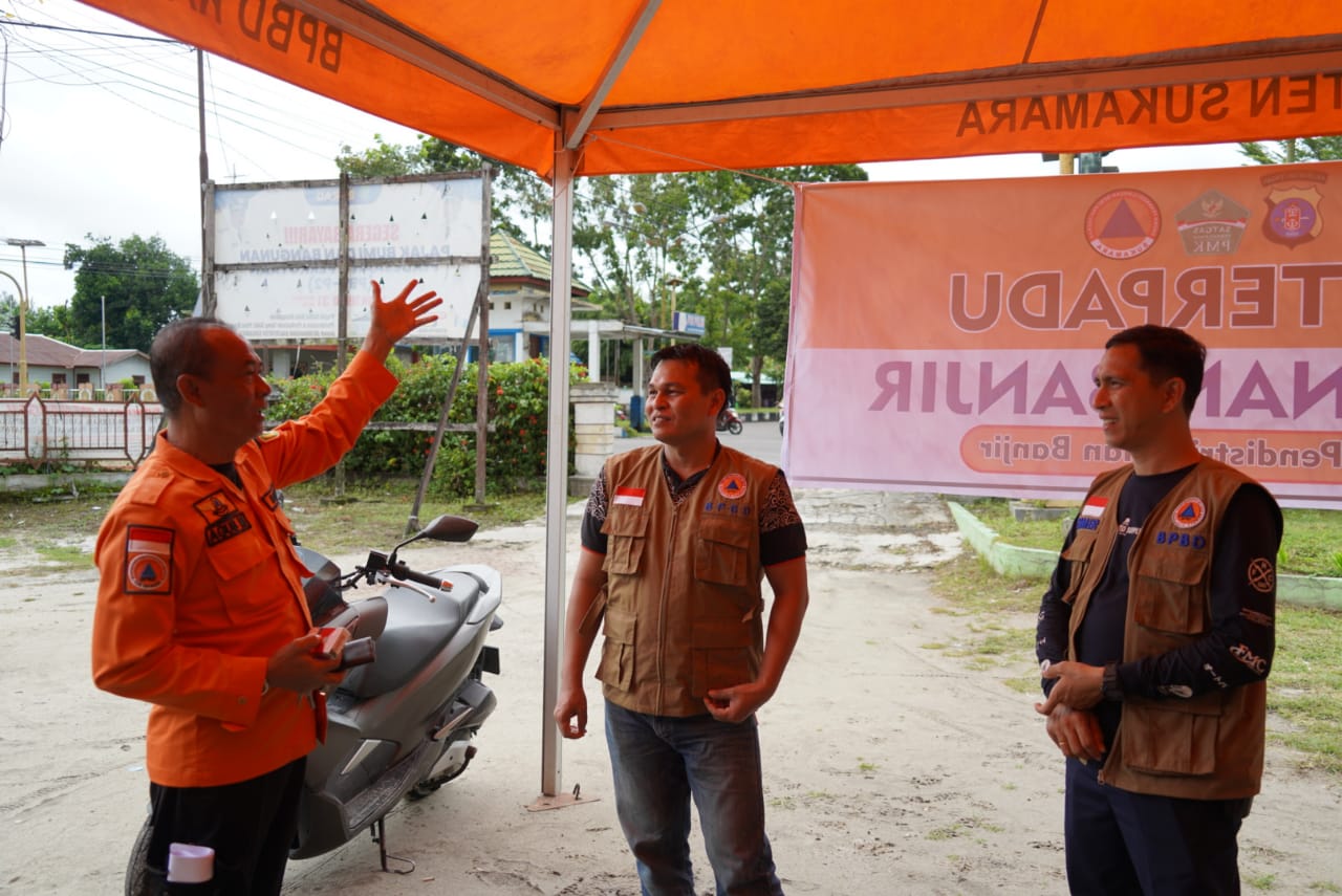 Bantu Evakuasi Korban Banjir, Pemprov. Kalteng Serahkan Bantuan Perahu Karet kepada Pemkab Sukamara
