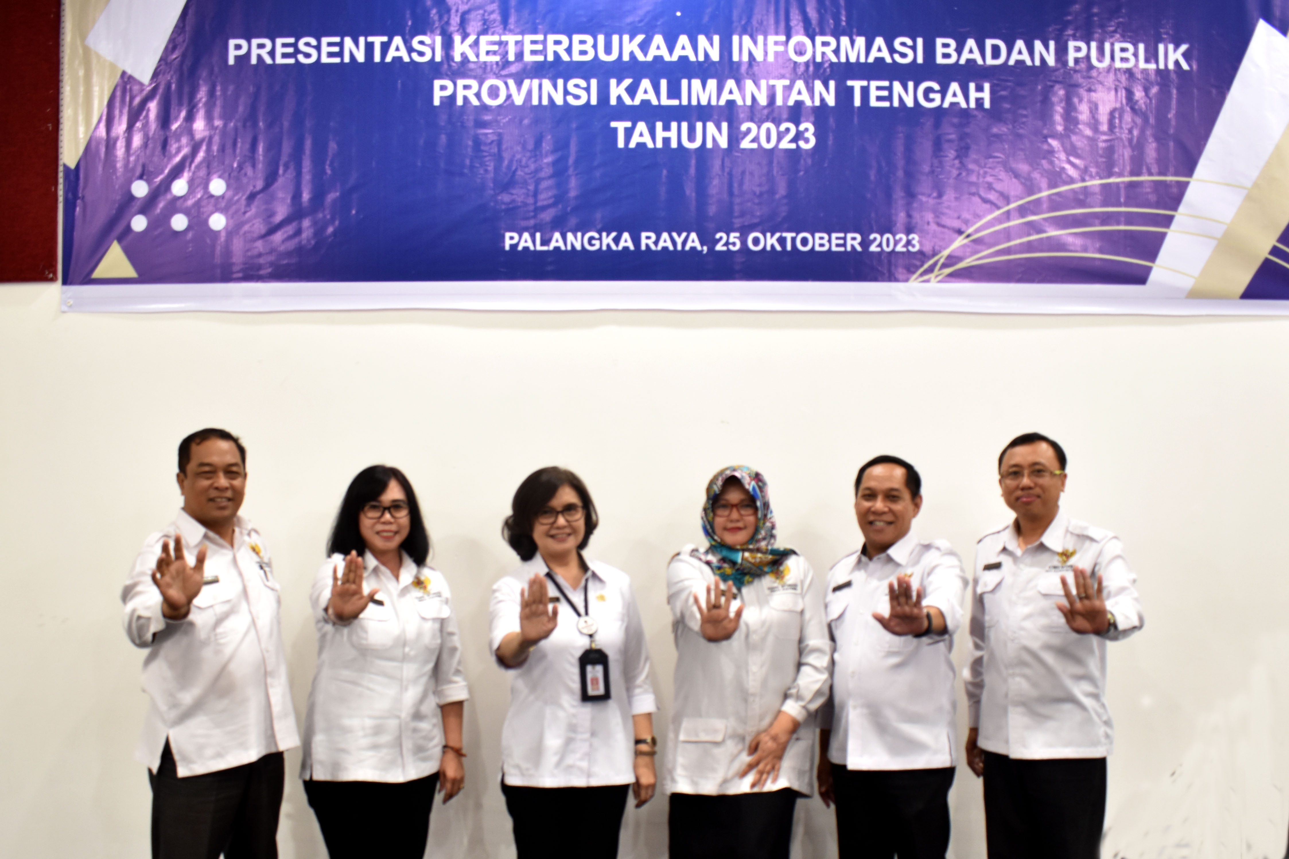 Kepala DP3APPKB Presentasikan Transformasi Aktivitas Kinerja dan Layanan Pada Monev Keterbukaan Informasi Publik