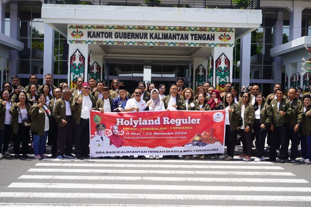 Asisten Ekbang Sri Widanarni Lepas Keberangkatan Peserta Perjalanan Religi Provinsi Kalteng ke Yerusalem 