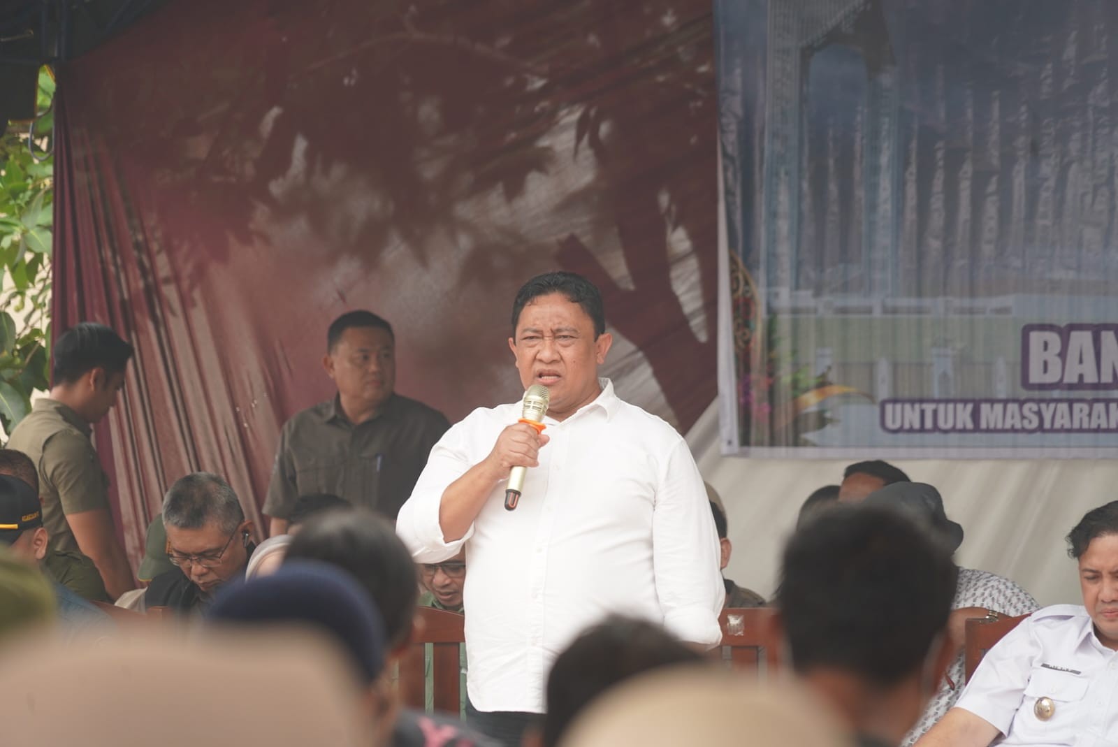 Wagub Edy Pratowo Salurkan Bantuan Pangan, BLT KHBS, dan Layanan Kesehatan bagi Warga Sematu Jaya Kabupaten Lamandau