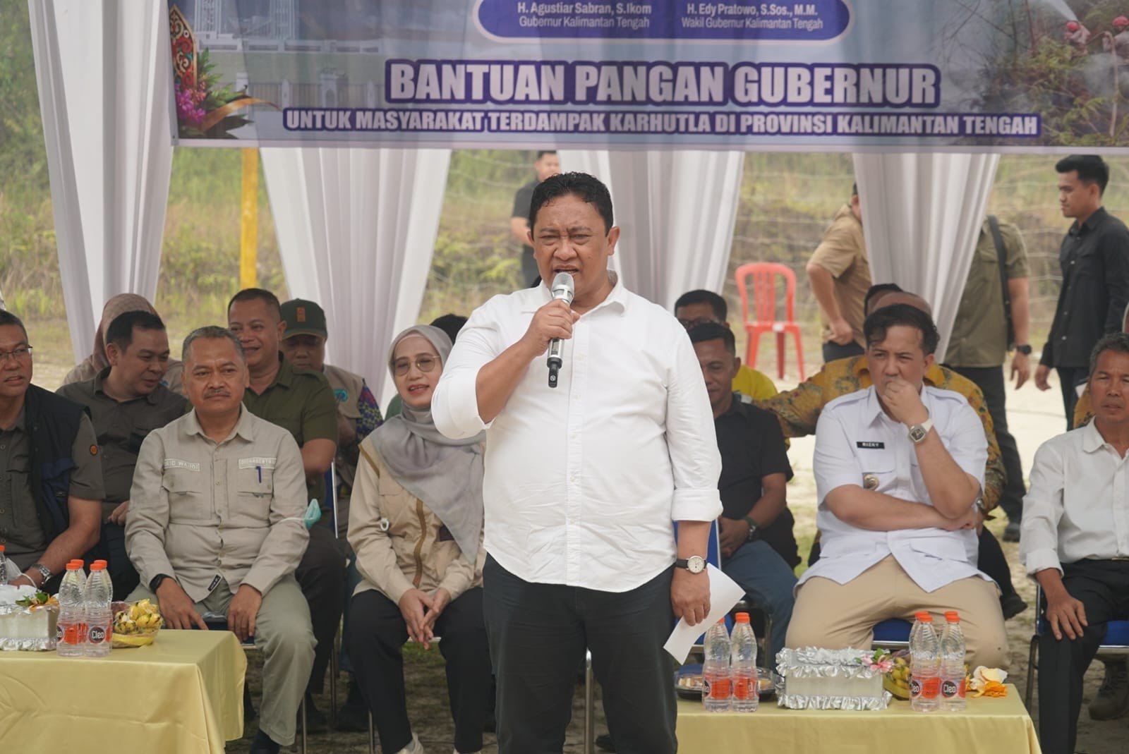 Wagub Edy Pratowo Hadir di Desa Kujan, Salurkan 1.550 Paket Bantuan Pangan bagi Warga Terdampak Karhutla   