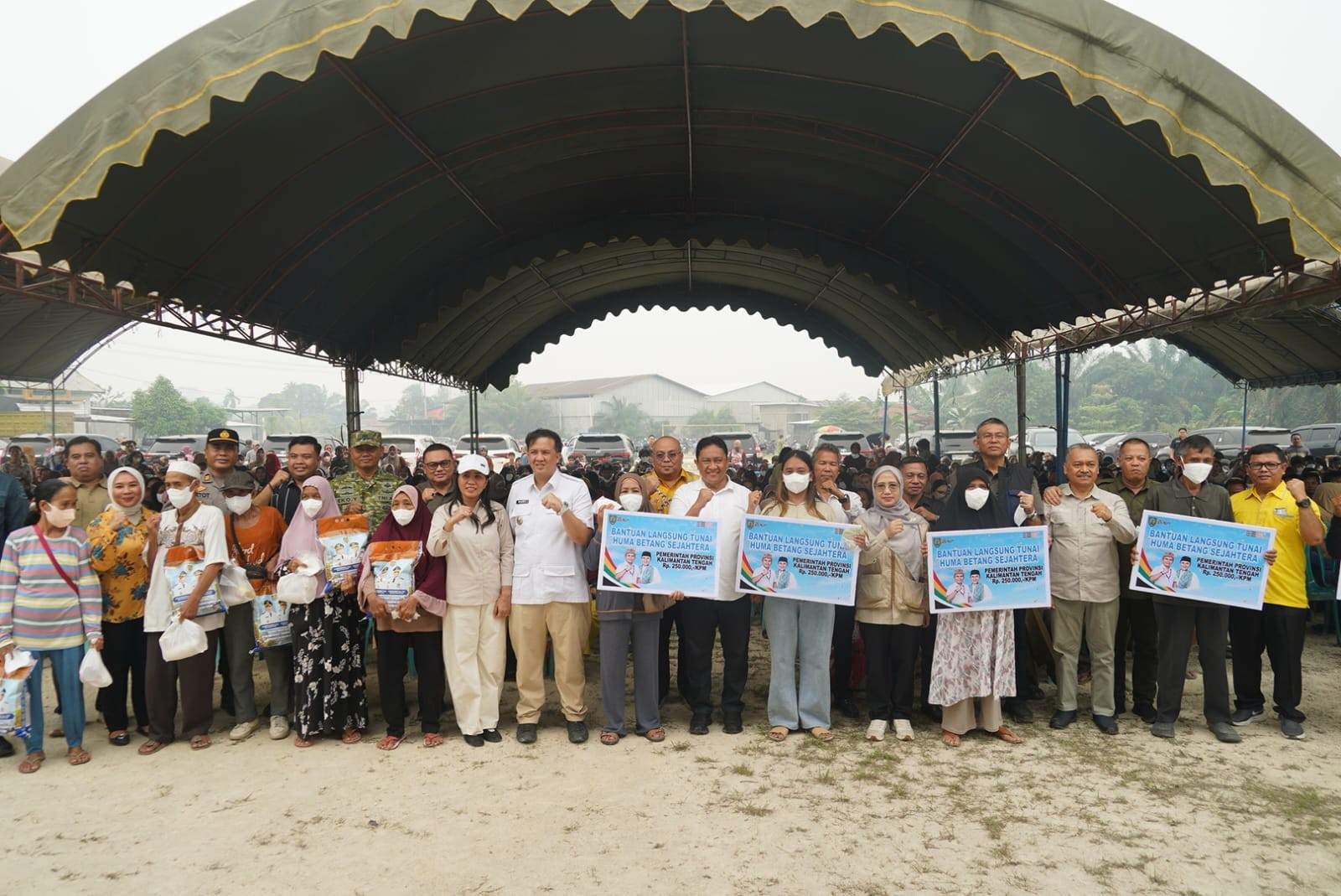 Wagub Edy Pratowo Hadir di Desa Kujan, Salurkan 1.550 Paket Bantuan Pangan bagi Warga Terdampak Karhutla   