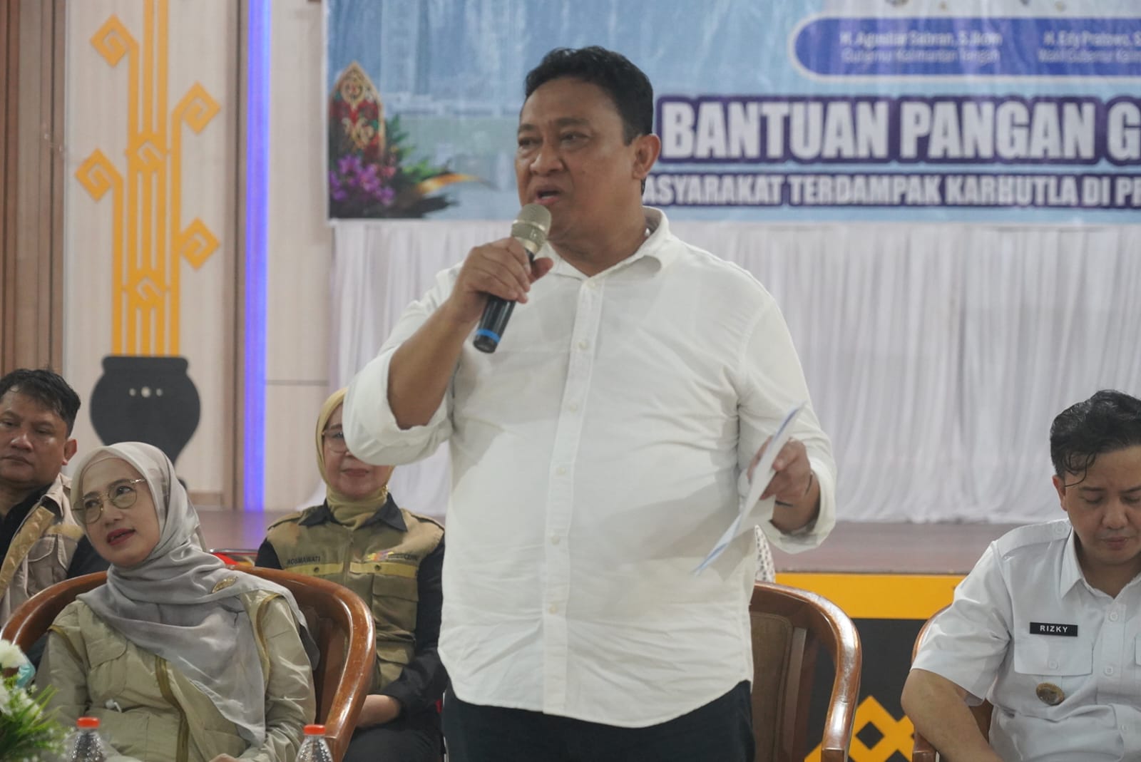 Perkuat Dukungan bagi Masyarakat, Wagub Edy Pratowo Salurkan 3.000 Paket Banpang di Nanga Bulik   