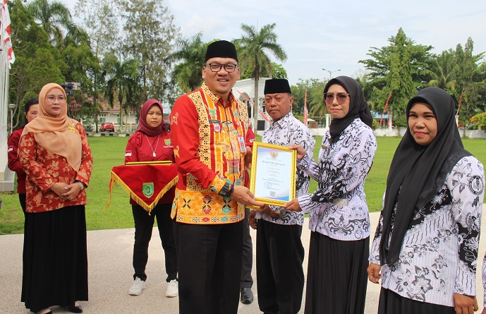  Peringati Hardiknas, Pemkab Barsel Berikan Penghargaan Tenaga Pendidik Inspiratif
