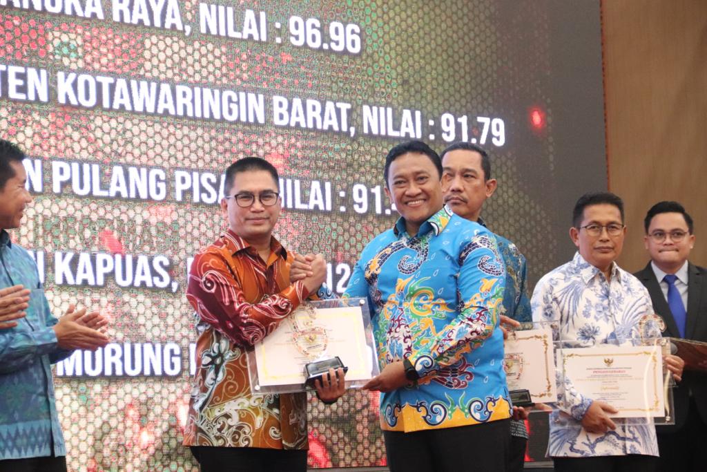 Pemkab Pulang Pisau Terima Penghargaan KIP Peringkat III Kategori Informatif