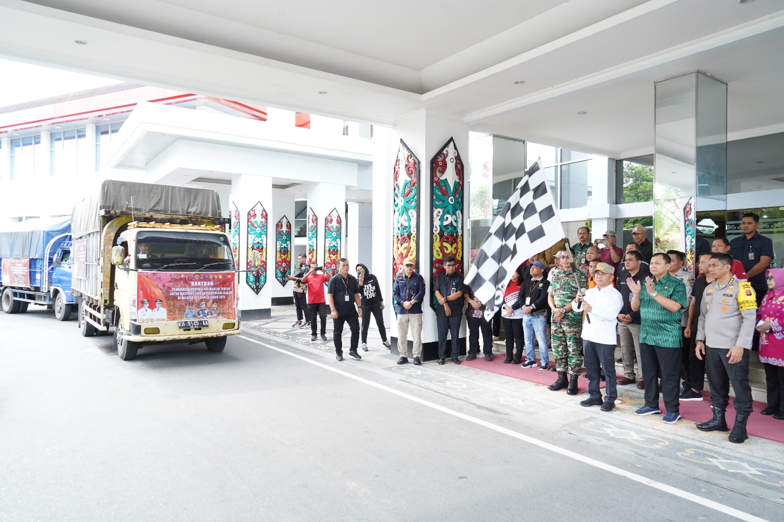 Gubernur  Sugianto Sabran Berangkatkan Bantuan 100 Ribu Paket Sembako, untuk Warga Terdampak Banjir DAS Barito