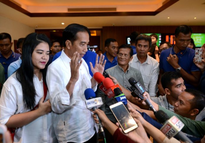 Jokowi Nonton Film â€˜Dilan 1990â€™ di Senayan 