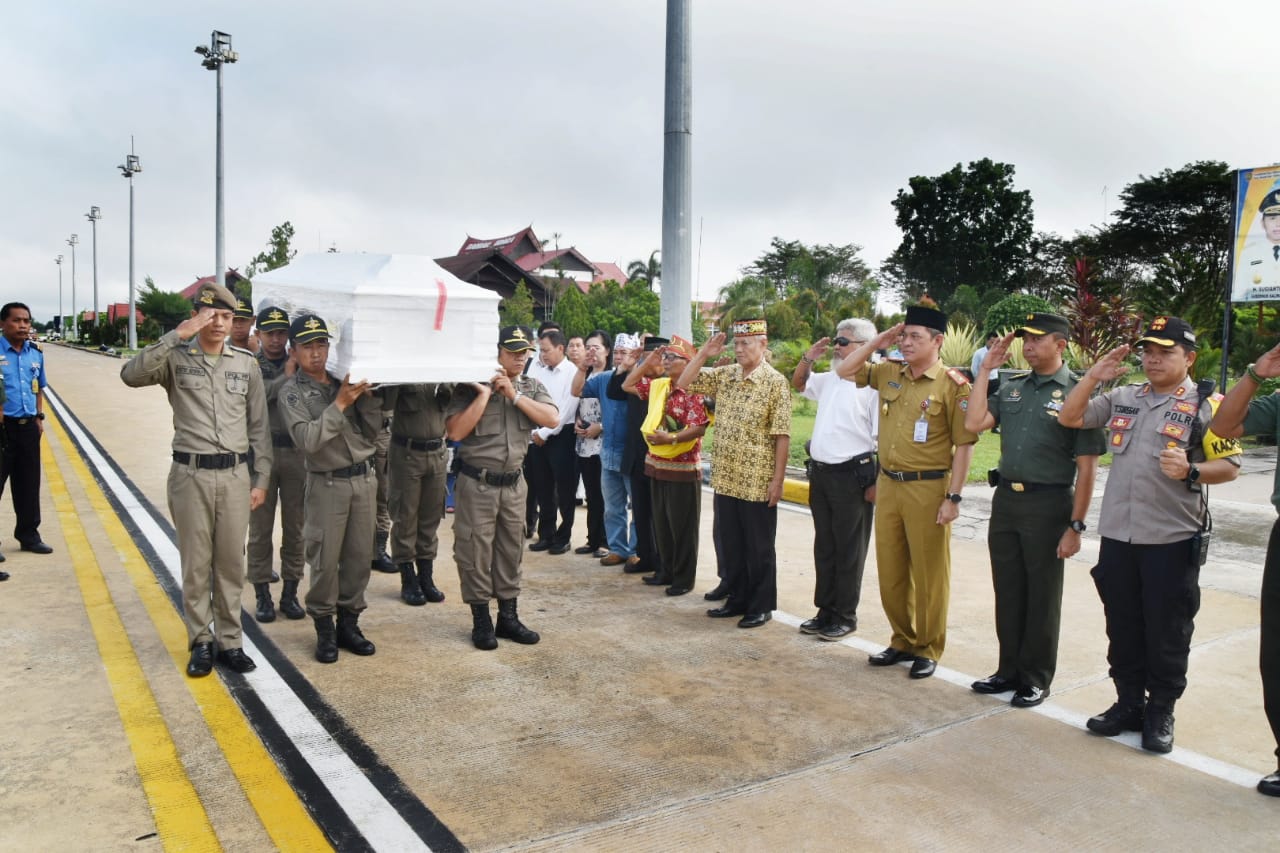 Jenazah Ir. Reinout Sylvanus Tiba di Kota Palangka Raya