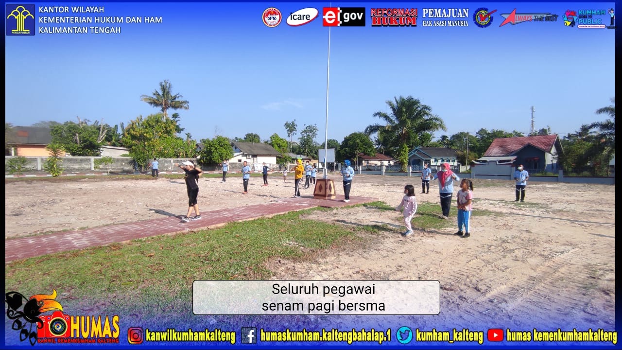 Seluruh Pegawai dan Ibu-Ibu DWP Bapas Pangkalan Bun Senam Pagi Bersama