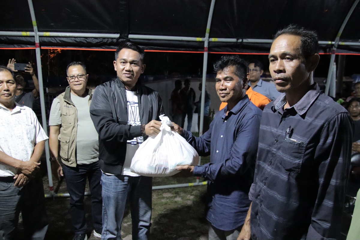 Kadis PMD Wakili Gubernur Kalteng Salurkan Bantuan Paket Sembako di Kab. Barsel