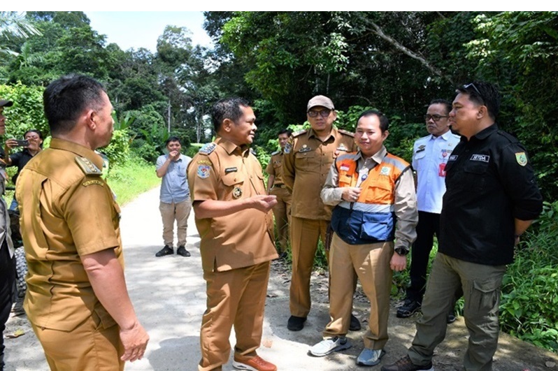 Wakil Bupati Barsel Meninjau Kerusakan Jalan di Dua Kecamatan