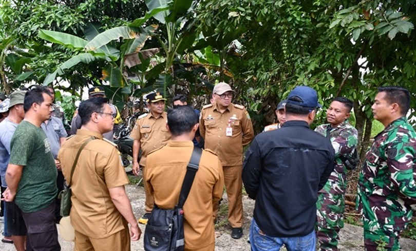 Wakil Bupati Barsel Meninjau Kerusakan Jalan di Dua Kecamatan
