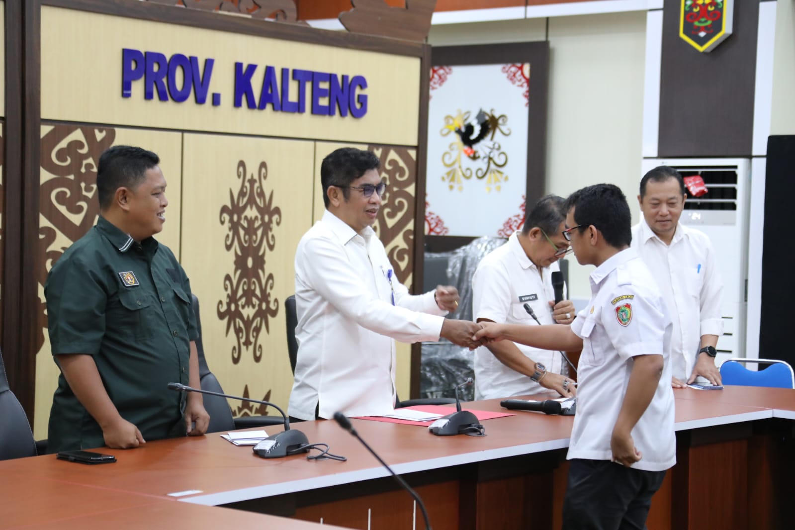 Kepala Diskominfosantik Kalteng Bersama Sekretaris PWI Serahkan Tali Asih Kepada PPNPN di Lingkup Diskominfosantik 
