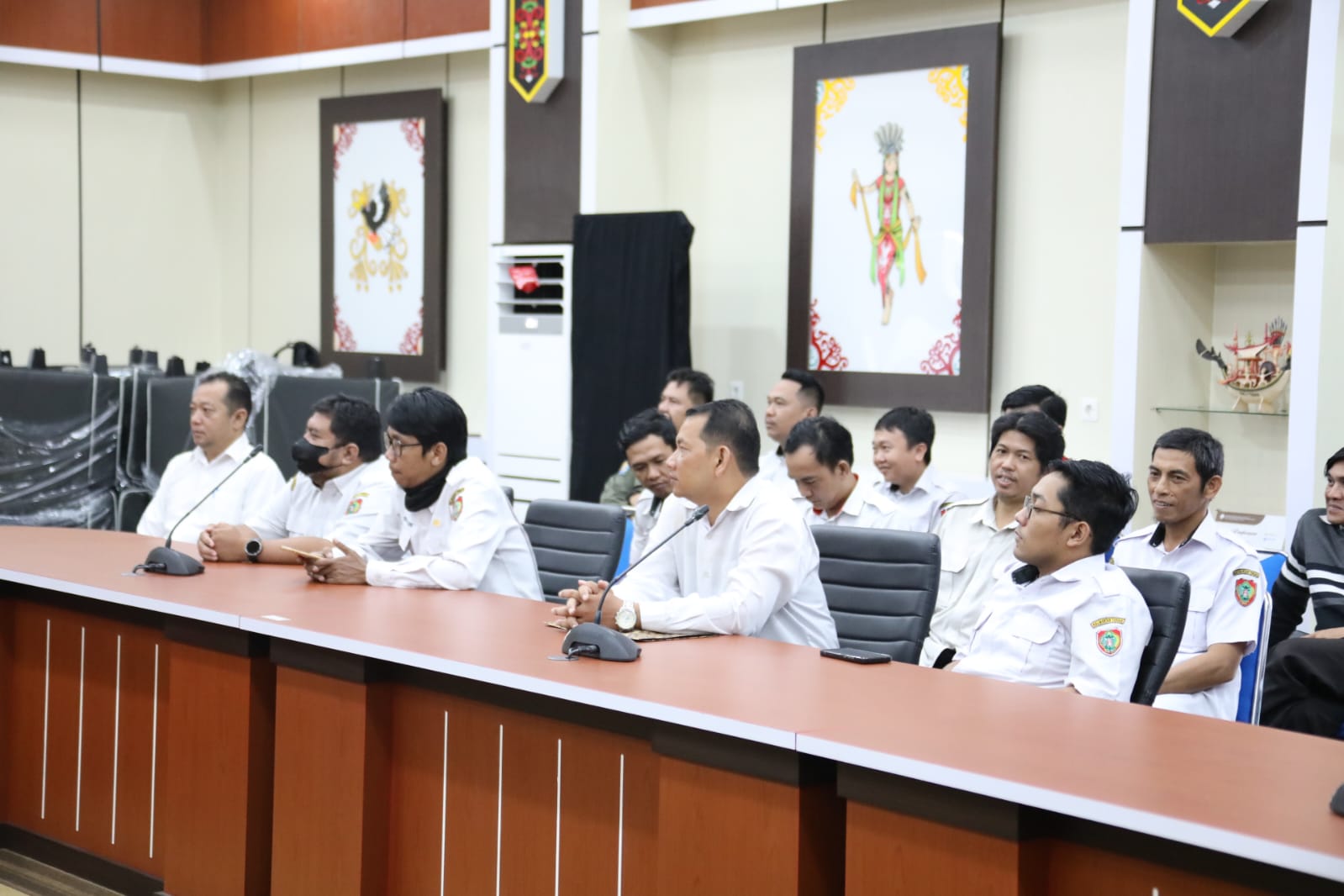 Kepala Diskominfosantik Kalteng Bersama Sekretaris PWI Serahkan Tali Asih Kepada PPNPN di Lingkup Diskominfosantik 