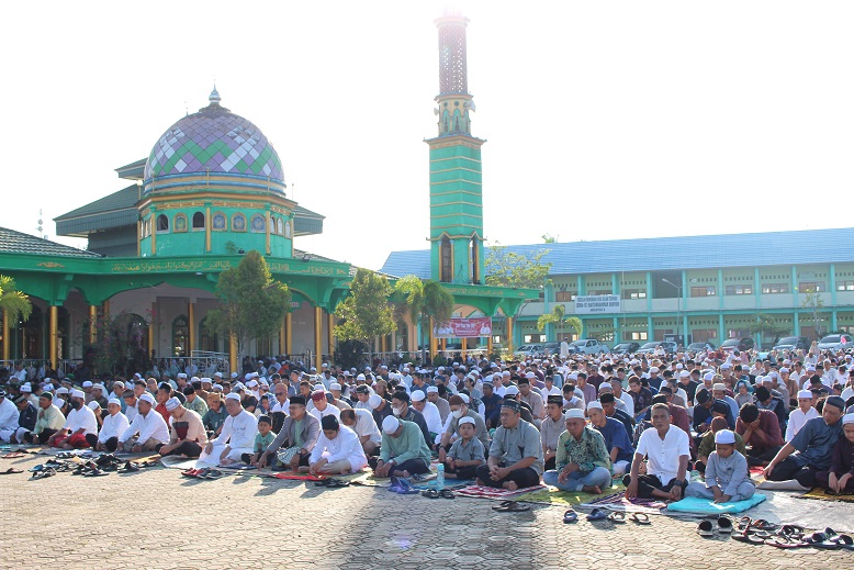 Pj Bupati Barsel Salat Ied Bersama Warga di Masjid Agung Baiturrahman